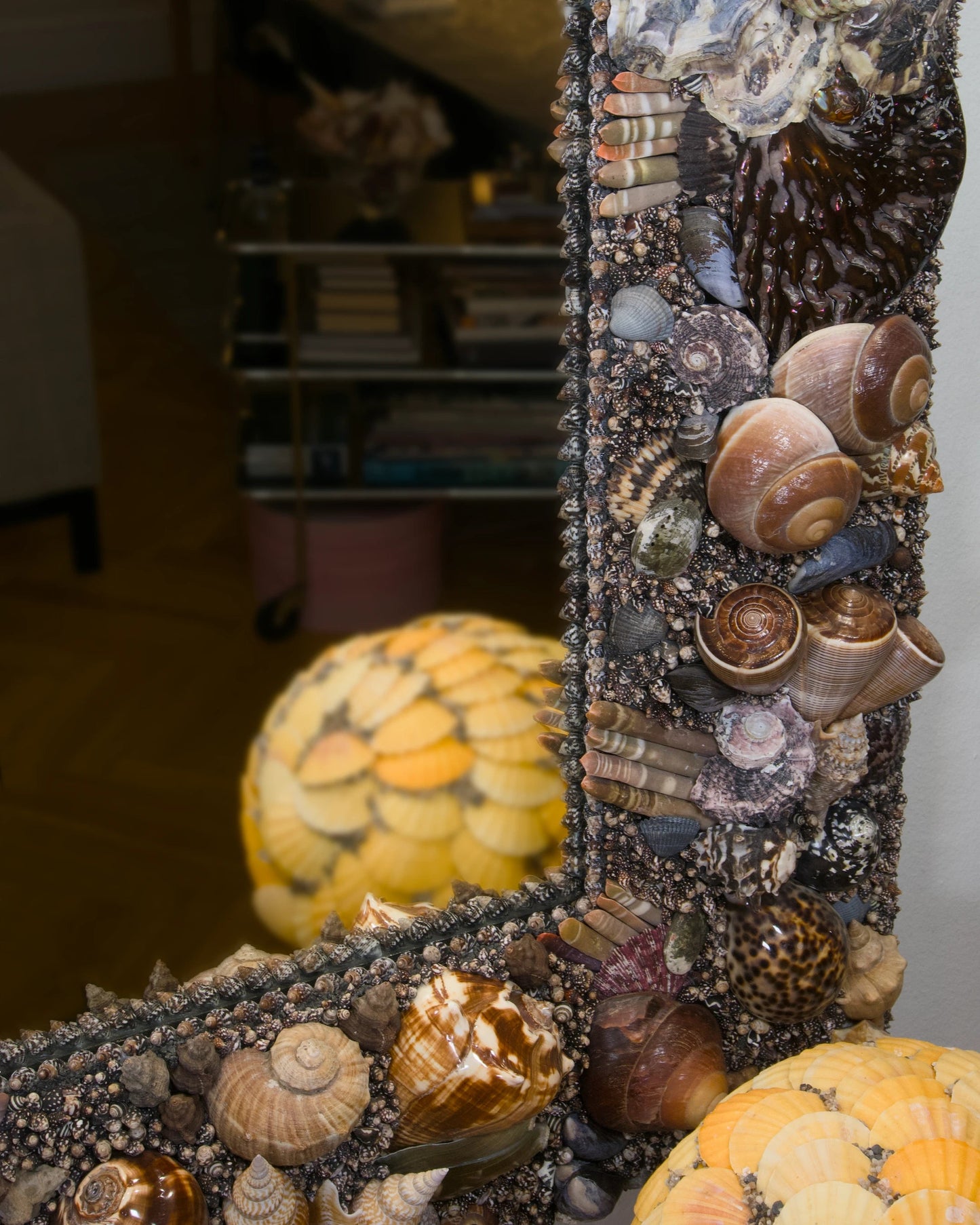 Back to Black | Shell mirror, 1 of 1 | Shellman | Amsterdam | Natural art from sea and beach