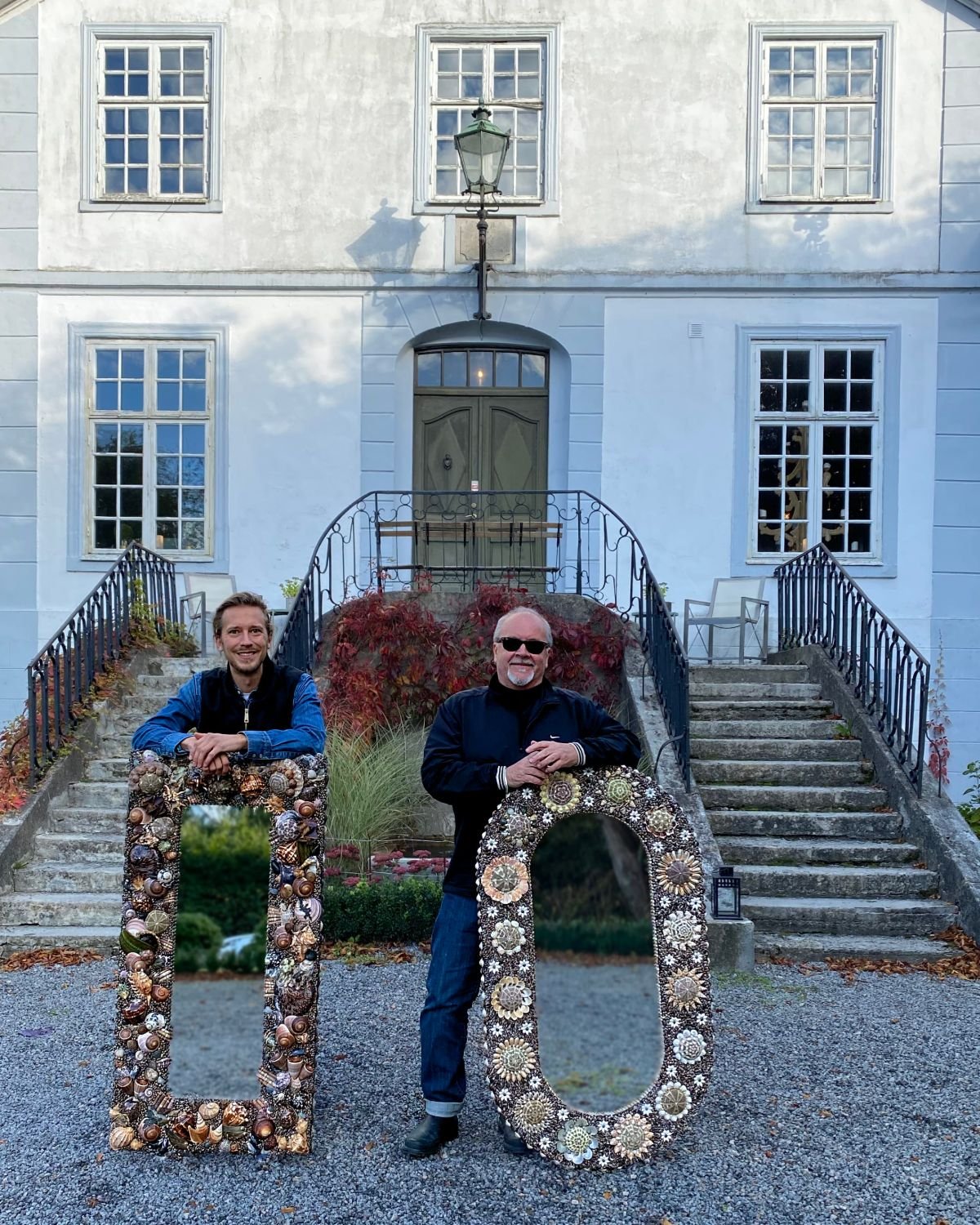 Buster Eriksson and Mikael Hjärtsjö with two shell mirrors in front of the main house at Kåseholm