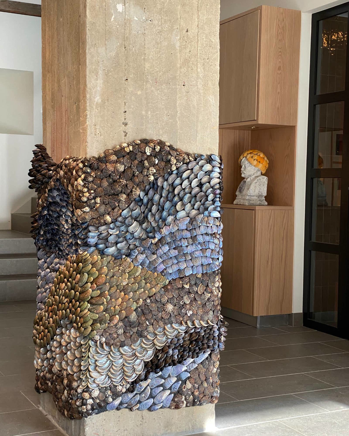 The finished shell column at Kåseholm, blue mussels, limpets and abalone in flowing bands