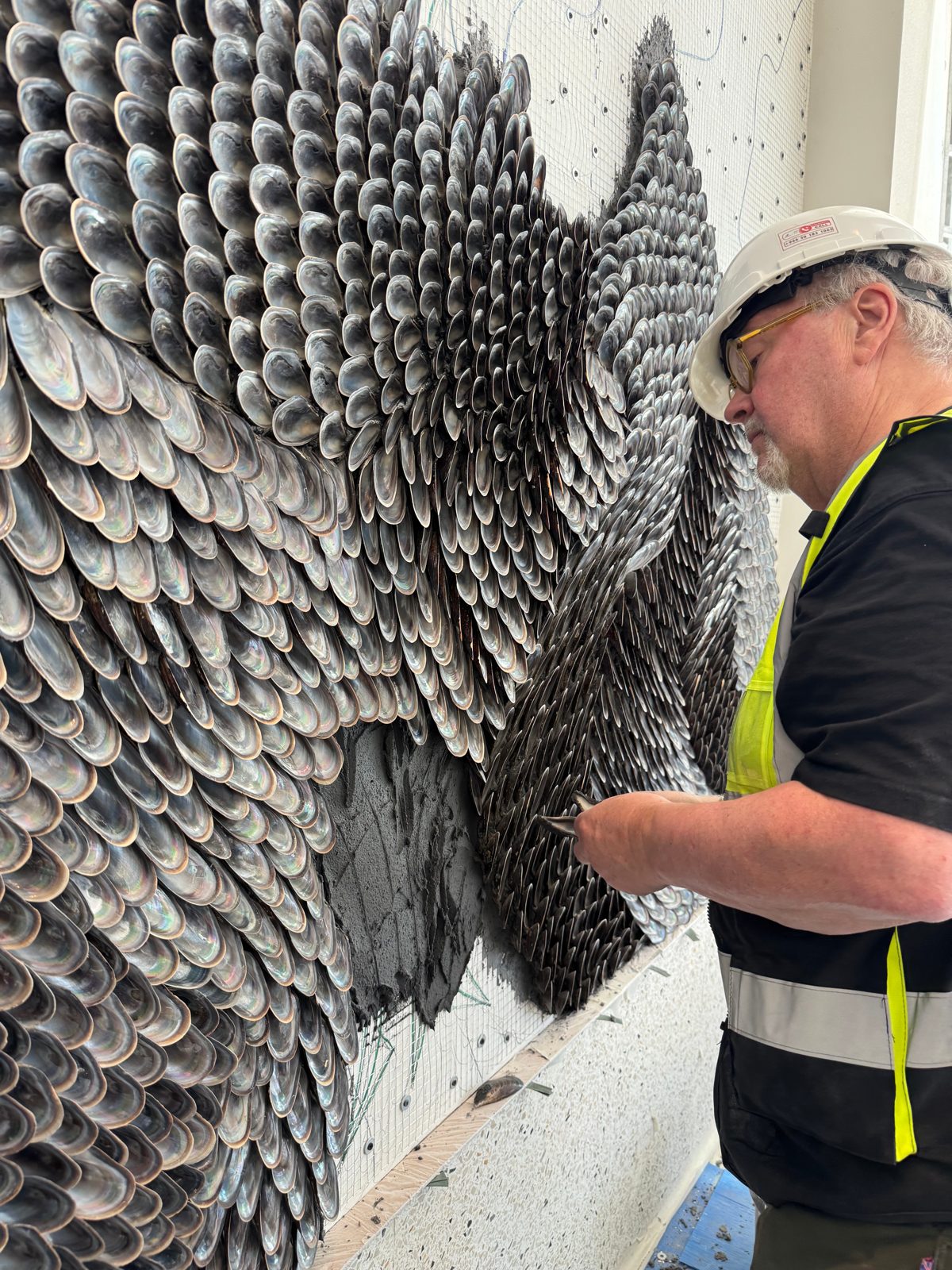Mikael Hjärtsjö setting shells at the start of a new section of the wall